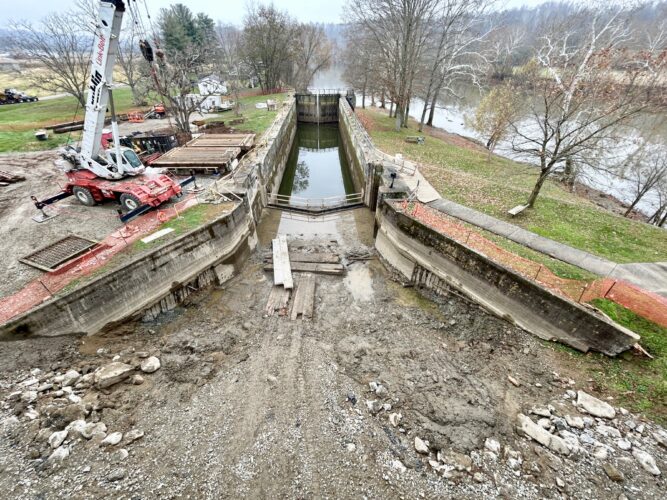 Construction work continues at Muskingum River Lock 3 dam in Lowell